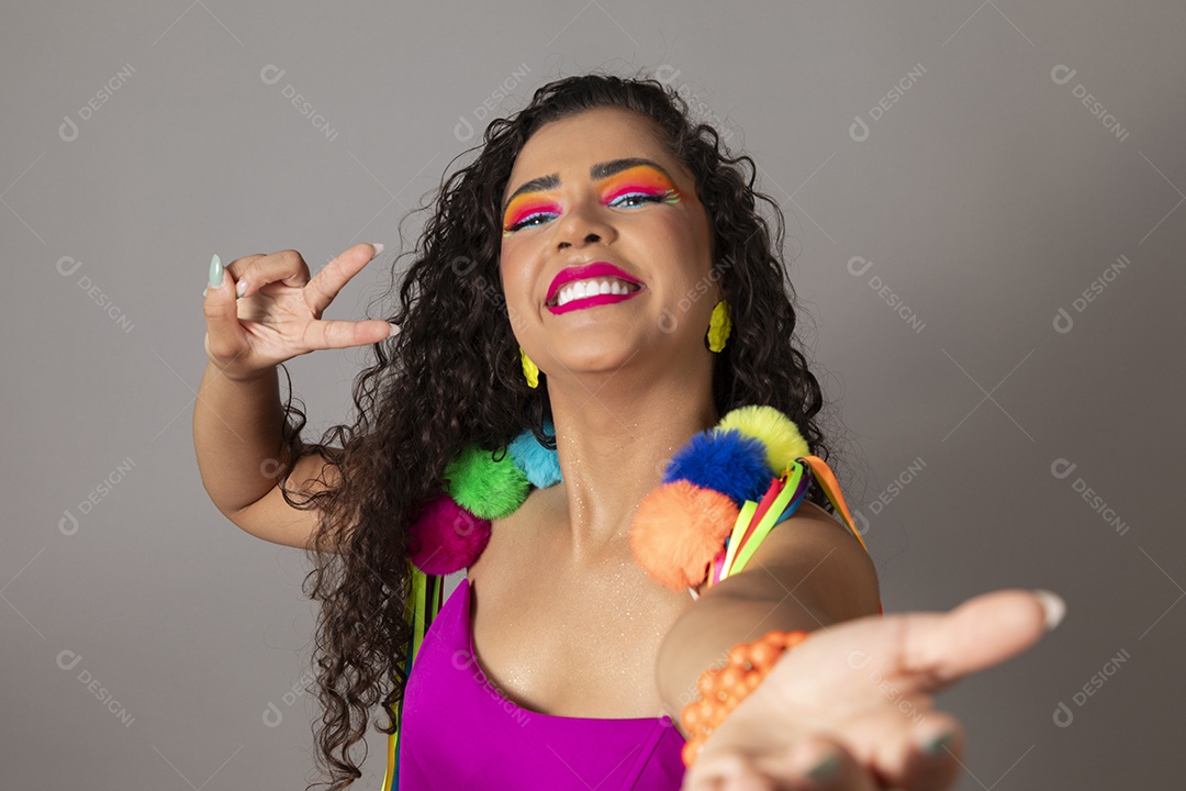 Linda morena do cabelo cacheado sorridente fantasiada sobre fundo isolado