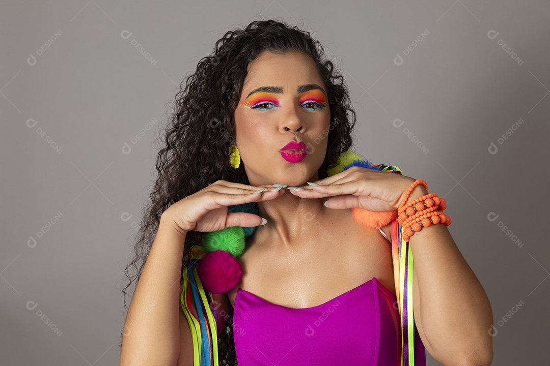 Linda morena do cabelo cacheado sorridente fantasiada sobre fundo isolado