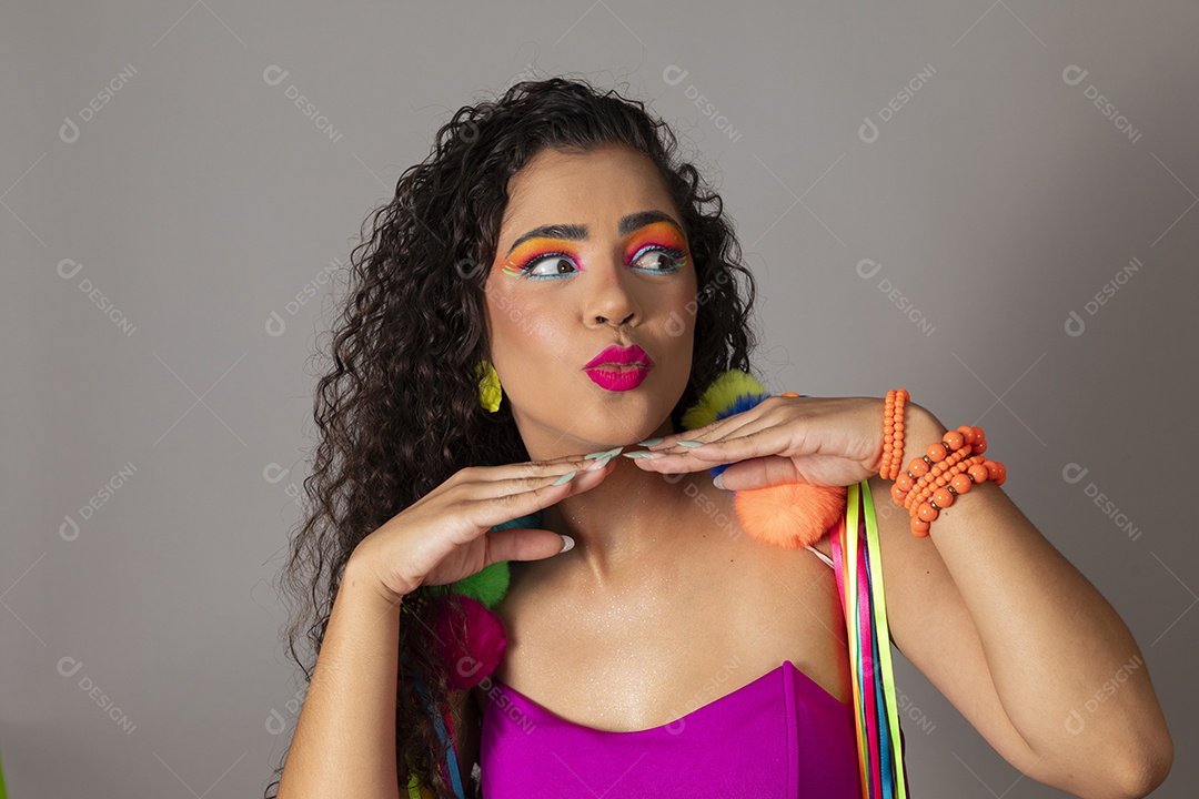 Linda morena do cabelo cacheado sorridente fantasiada sobre fundo isolado