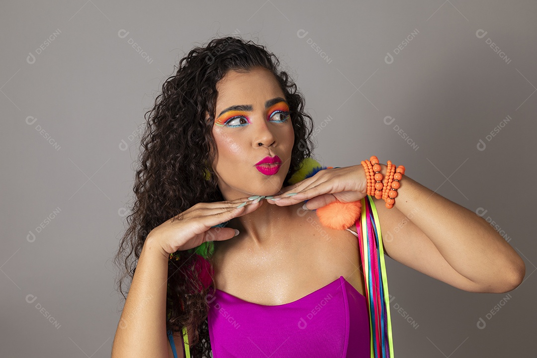 Linda morena do cabelo cacheado sorridente fantasiada sobre fundo isolado