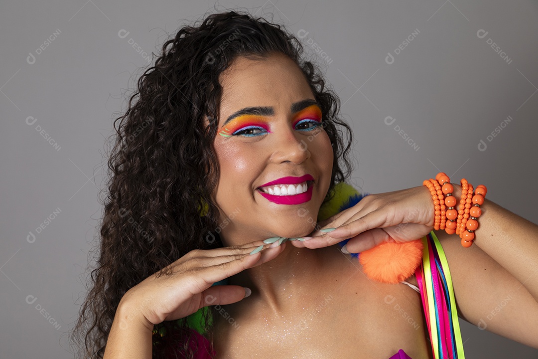 Linda morena do cabelo cacheado sorridente fantasiada sobre fundo isolado