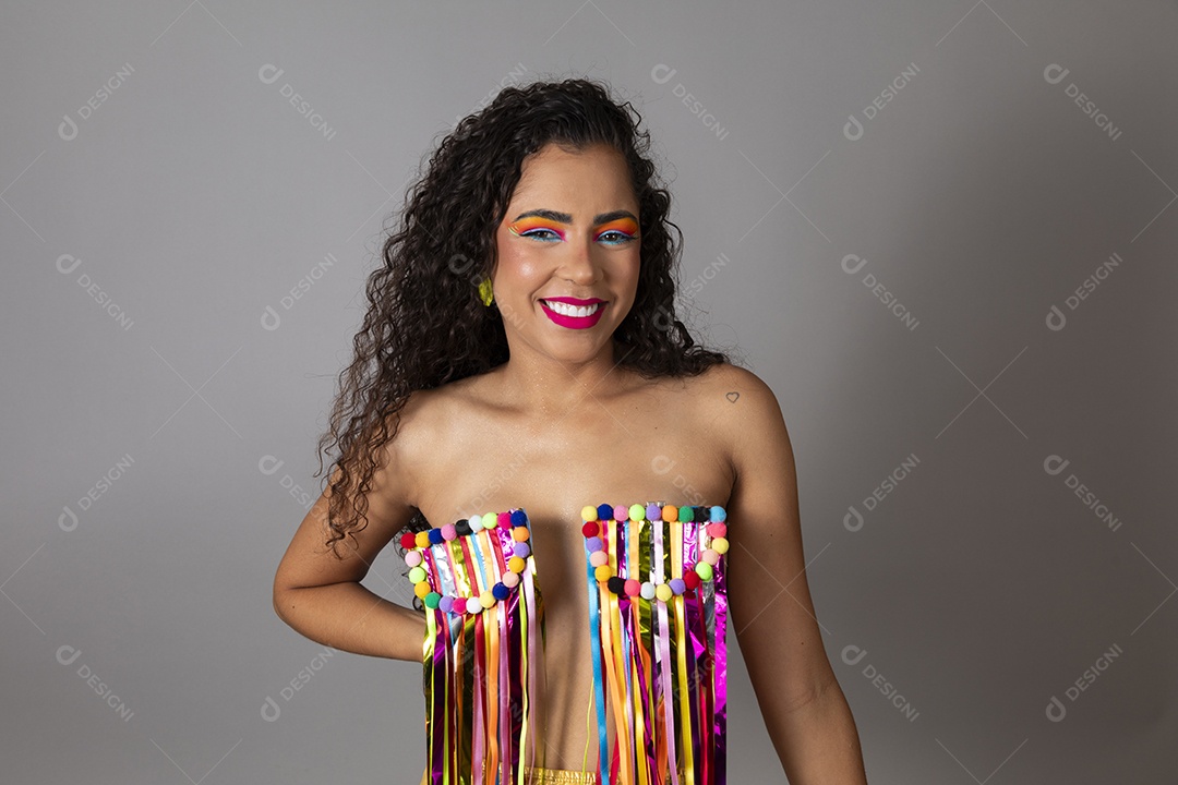 Linda morena do cabelo cacheado sorridente fantasiada sobre fundo isolado