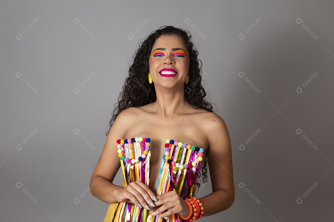 Linda morena do cabelo cacheado sorridente fantasiada sobre fundo isolado