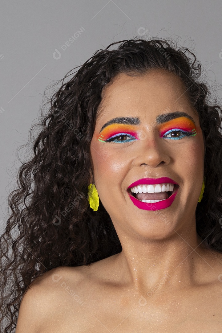 Linda morena do cabelo cacheado sorridente maquiada sobre fundo isolado