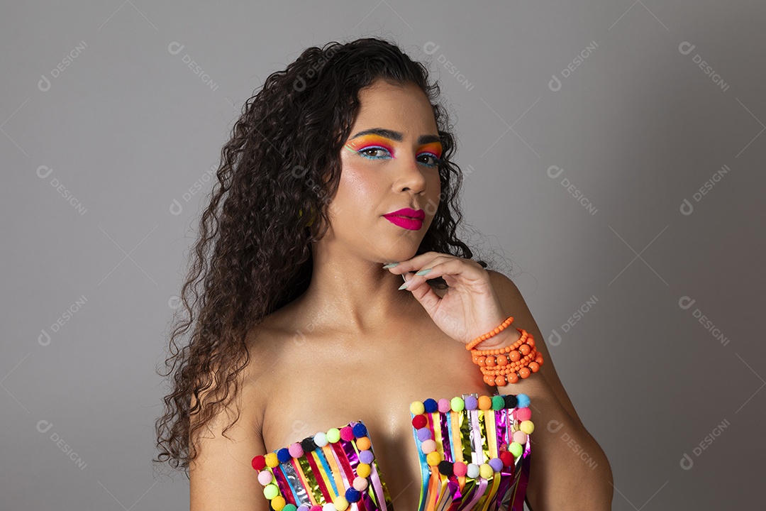 Linda morena do cabelo cacheado sorridente maquiada sobre fundo isolado