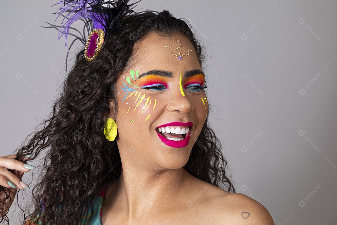 Linda morena do cabelo cacheado sorridente maquiada sobre fundo isolado