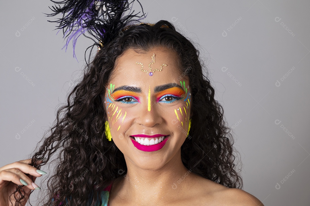 Linda morena do cabelo cacheado sorridente maquiada sobre fundo isolado