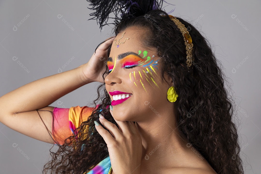 Linda morena do cabelo cacheado sorridente maquiada sobre fundo isolado