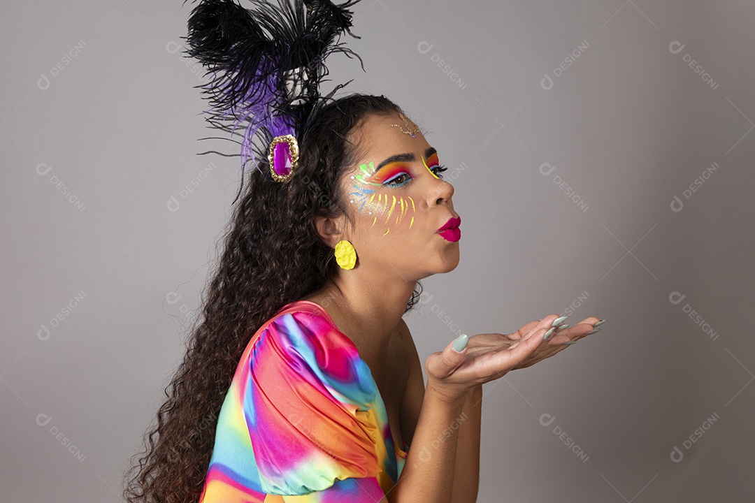 Linda morena do cabelo cacheado fantasiada sobre fundo isolado