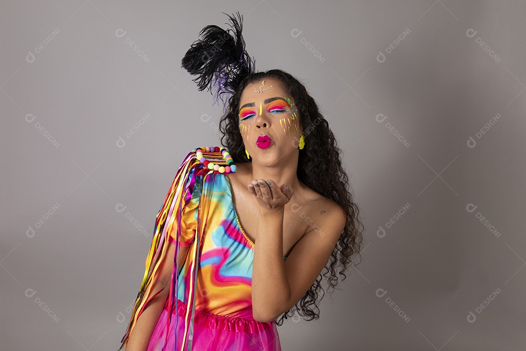 Linda morena do cabelo cacheado fantasiada sobre fundo isolado