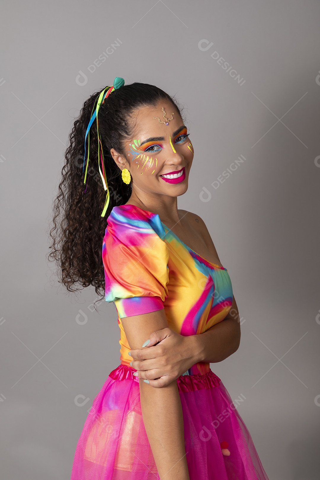 Linda morena do cabelo cacheado sorridente fantasiada sobre fundo isolado