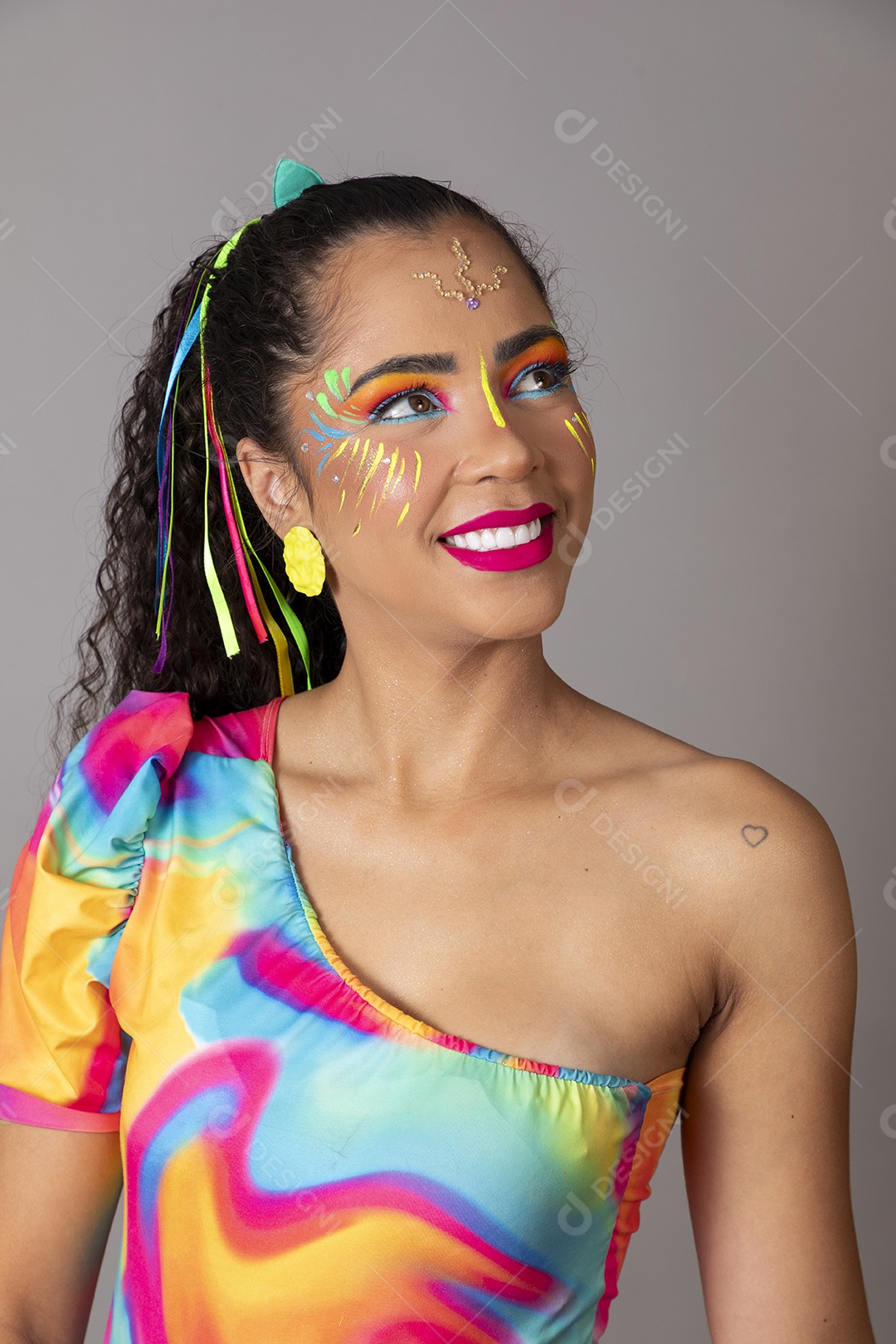 Linda morena do cabelo cacheado sorridente fantasiada sobre fundo isolado