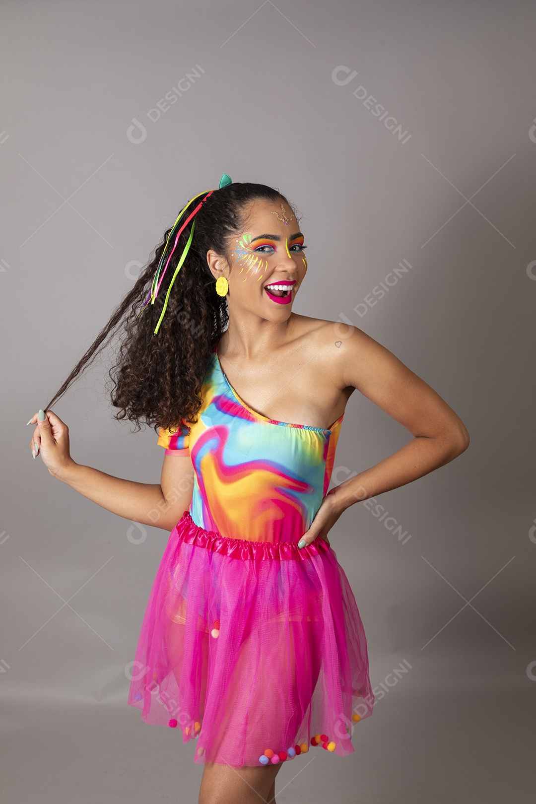 Linda morena do cabelo cacheado sorridente fantasiada sobre fundo isolado