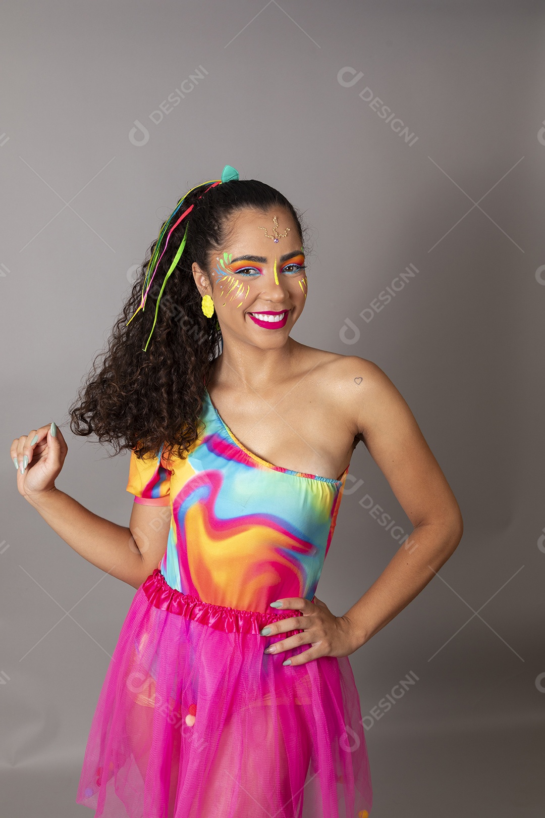 Linda morena do cabelo cacheado sorridente fantasiada sobre fundo isolado