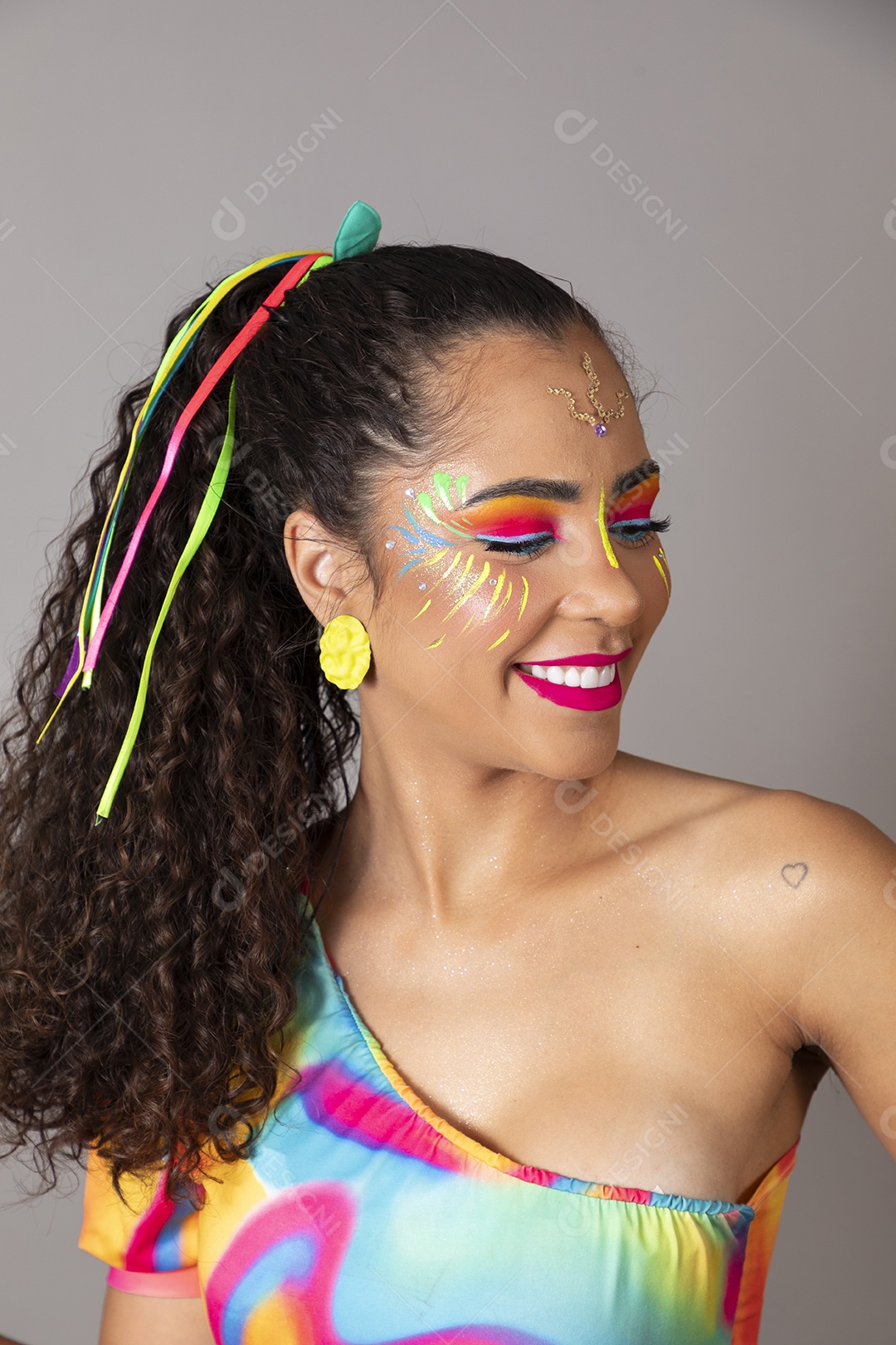 Linda morena do cabelo cacheado sorridente fantasiada sobre fundo isolado