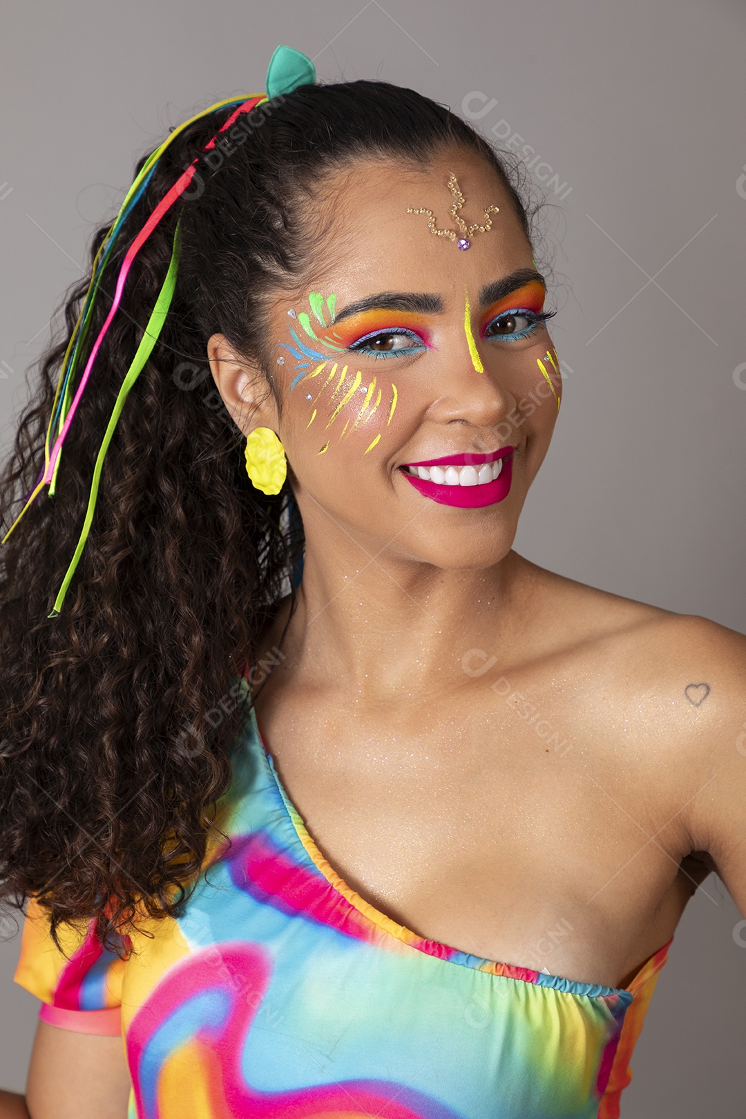 Linda morena do cabelo cacheado sorridente fantasiada sobre fundo isolado