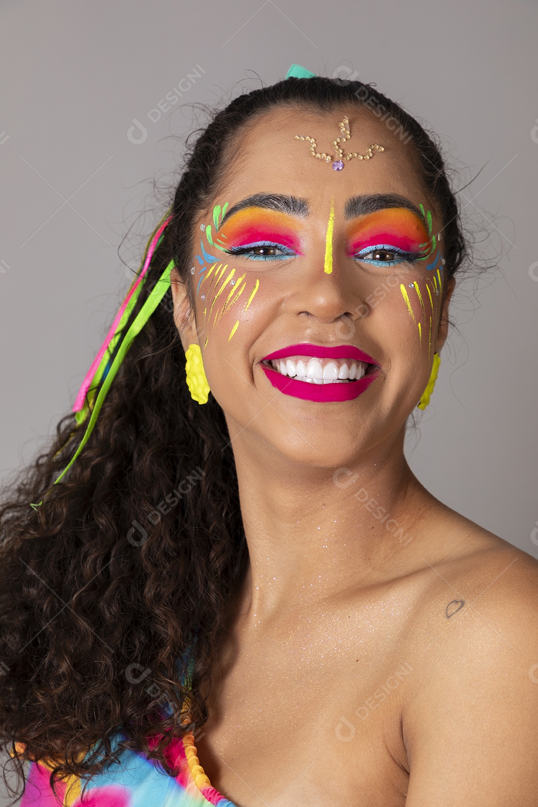 Linda morena do cabelo cacheado sorridente fantasiada sobre fundo isolado