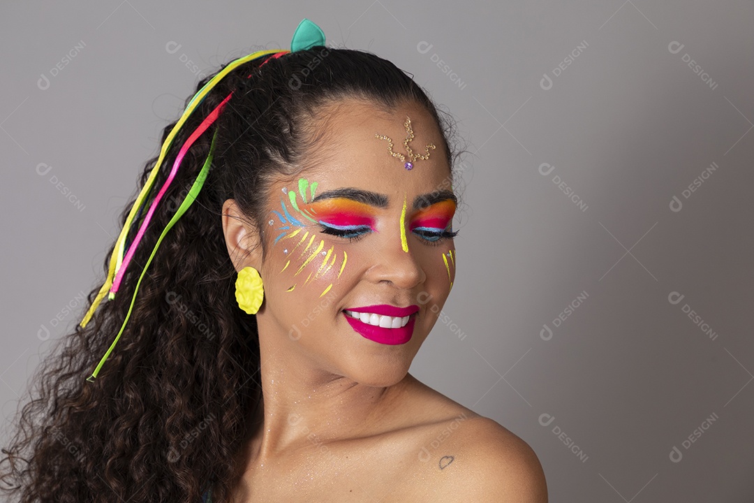 Linda morena do cabelo cacheado sorridente maquiada sobre fundo isolado