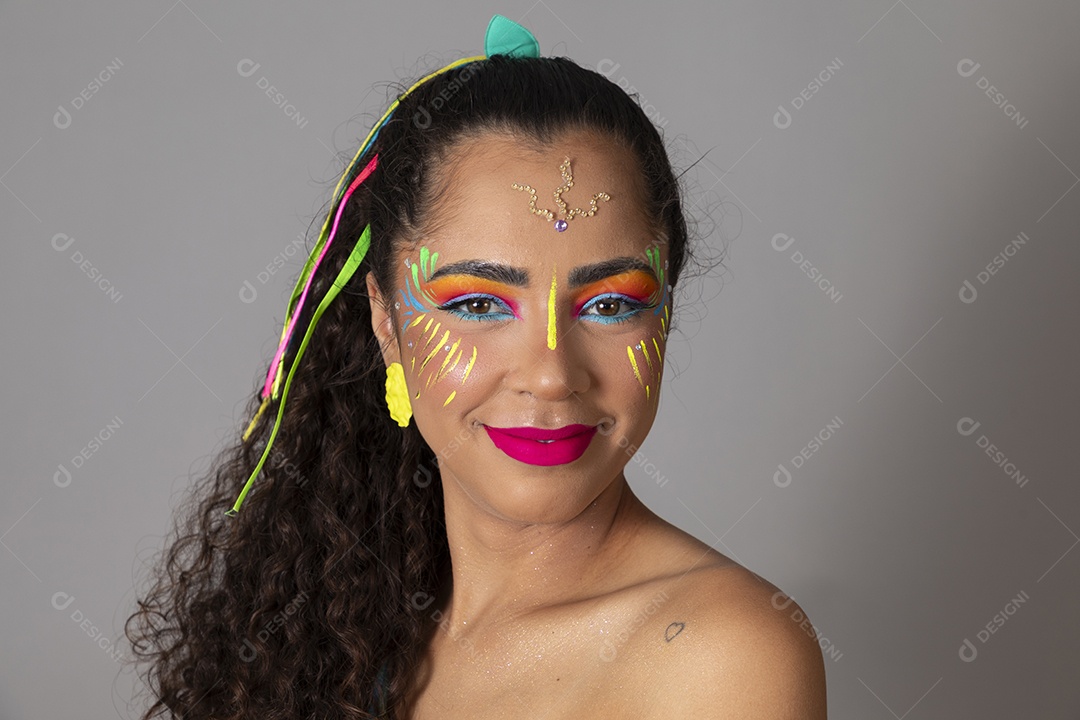 Linda morena do cabelo cacheado sorridente maquiada sobre fundo isolado