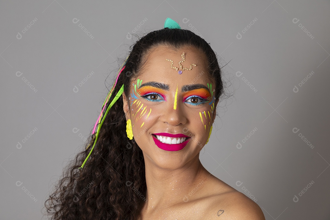 Linda morena do cabelo cacheado sorridente maquiada sobre fundo isolado