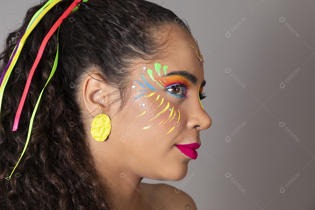 Linda morena do cabelo cacheado sorridente maquiada sobre fundo isolado