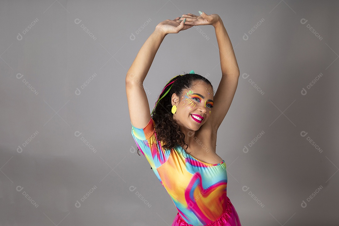 Linda morena do cabelo cacheado sorridente fantasiada sobre fundo isolado