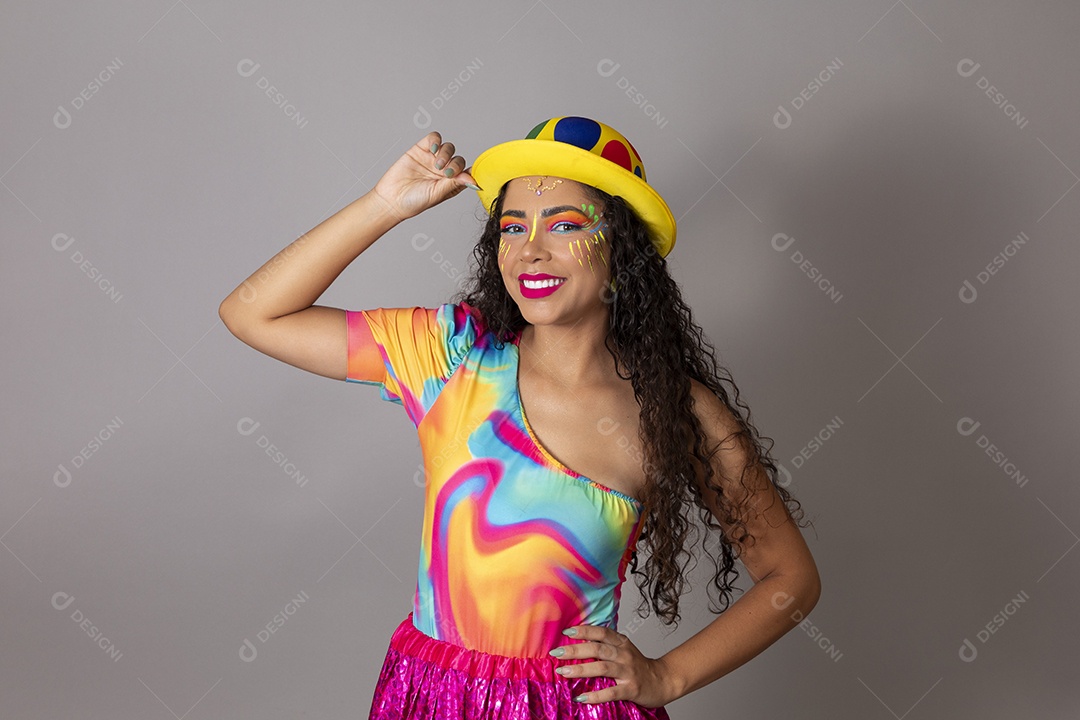 Linda morena do cabelo cacheado sorridente fantasiada sobre fundo isolado