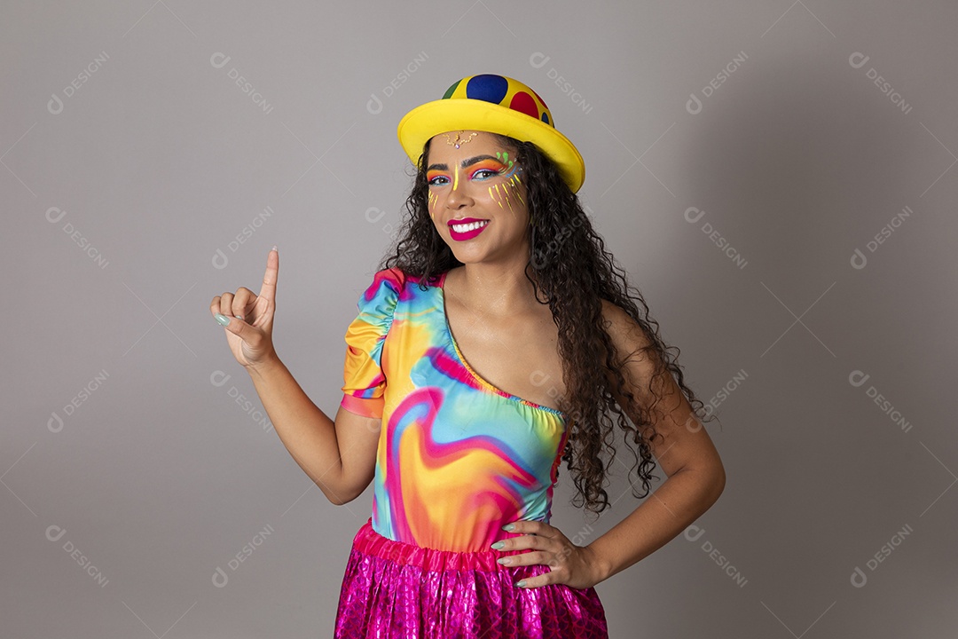 Linda morena do cabelo cacheado sorridente fantasiada sobre fundo isolado