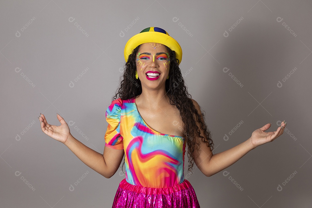 Linda morena do cabelo cacheado sorridente fantasiada sobre fundo isolado