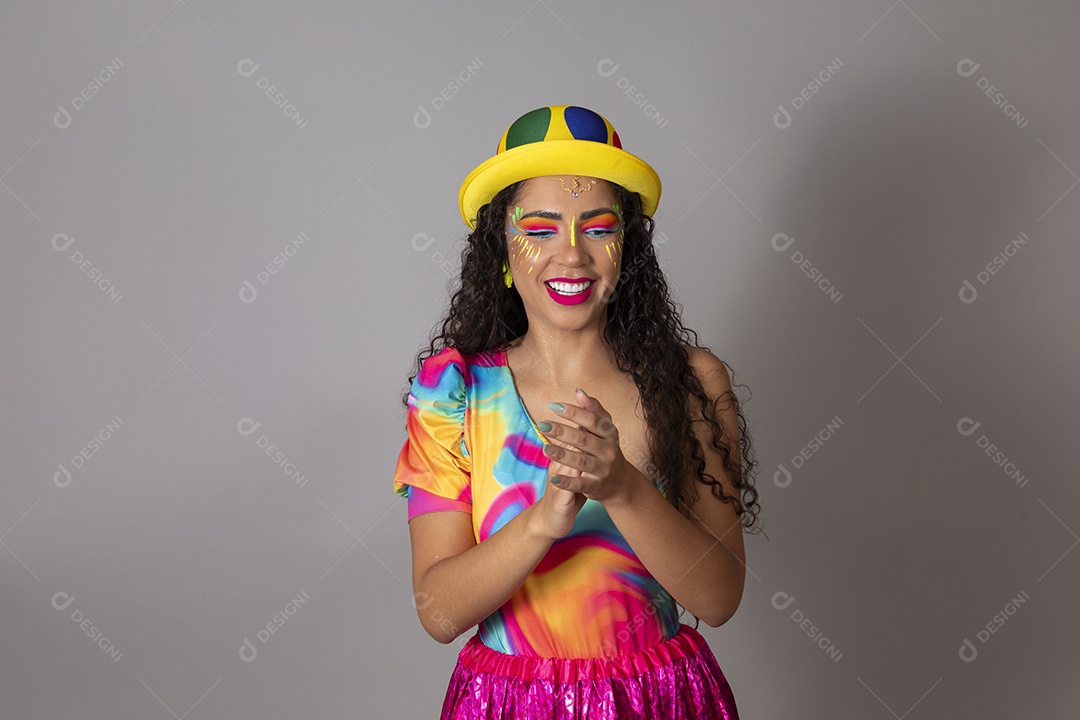 Linda morena do cabelo cacheado sorridente fantasiada sobre fundo isolado