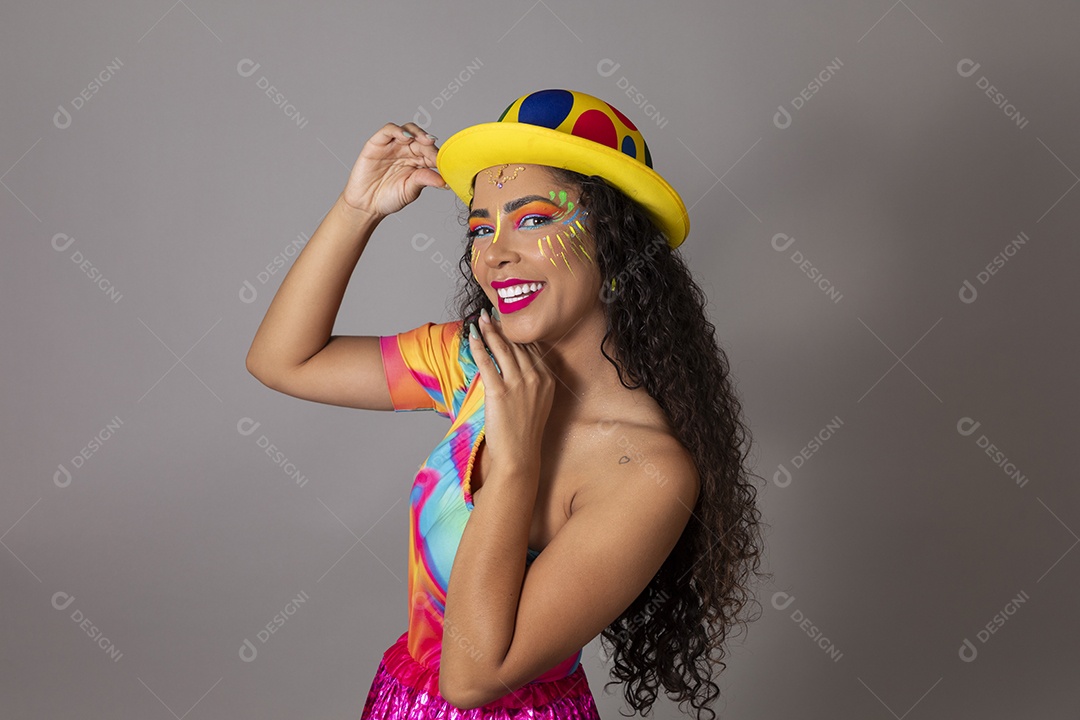 Linda morena do cabelo cacheado sorridente fantasiada sobre fundo isolado