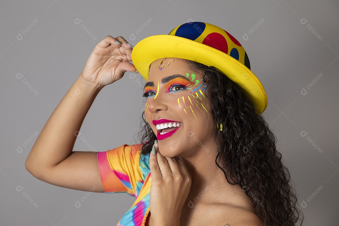 Linda morena do cabelo cacheado sorridente fantasiada sobre fundo isolado