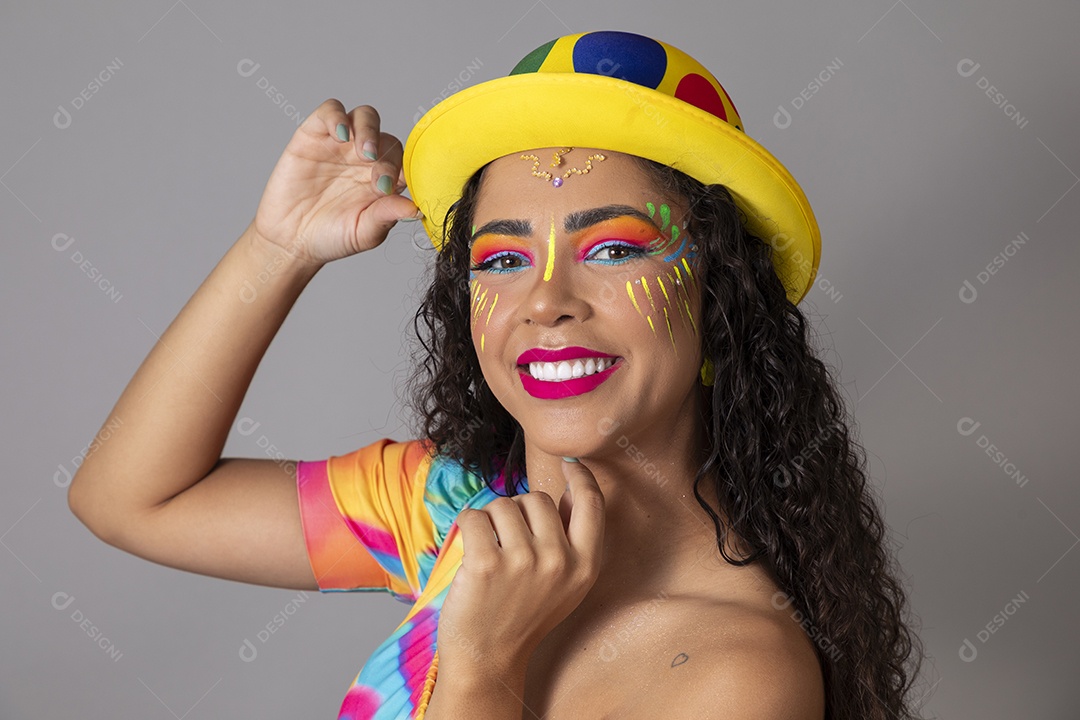 Linda morena do cabelo cacheado sorridente fantasiada sobre fundo isolado