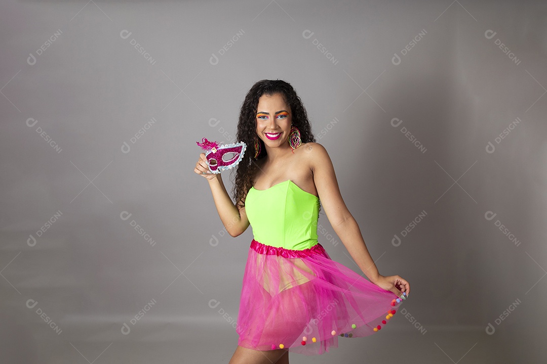 Linda morena do cabelo cacheado sorridente fantasiada sobre fundo isolado