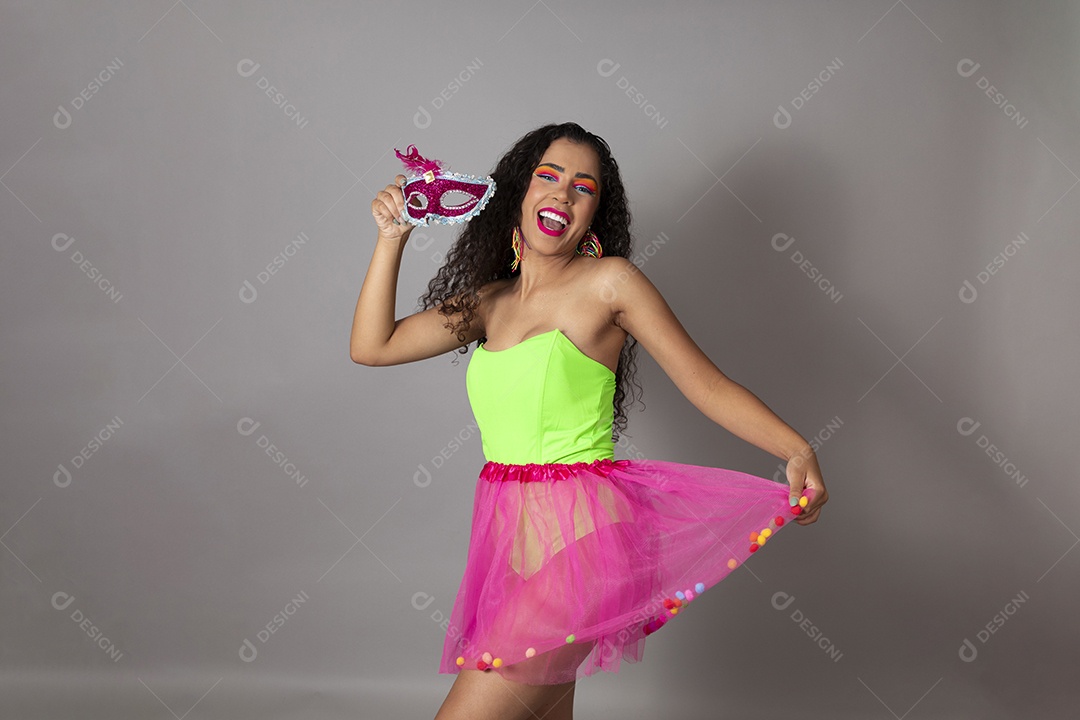 Linda morena do cabelo cacheado sorridente fantasiada sobre fundo isolado