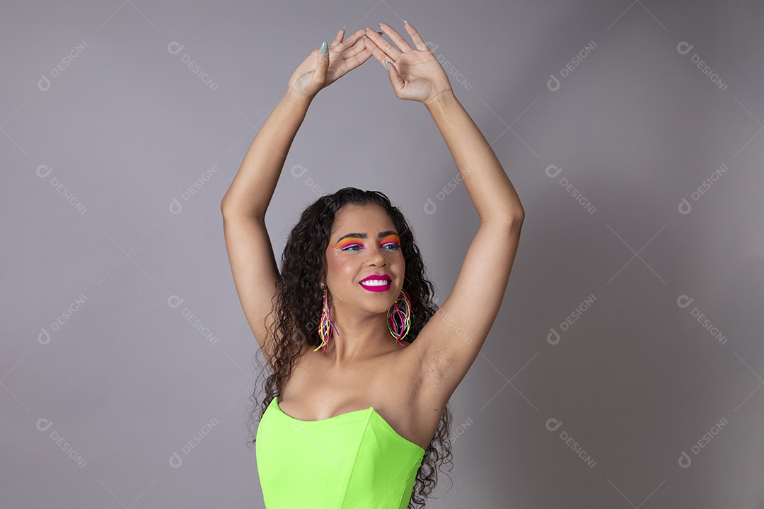 Linda morena do cabelo cacheado sorridente maquiada sobre fundo isolado