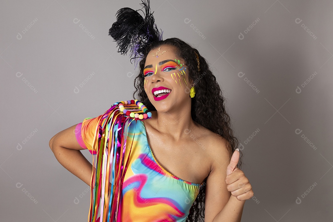 Linda morena do cabelo cacheado sorridente fantasiada sobre fundo isolado