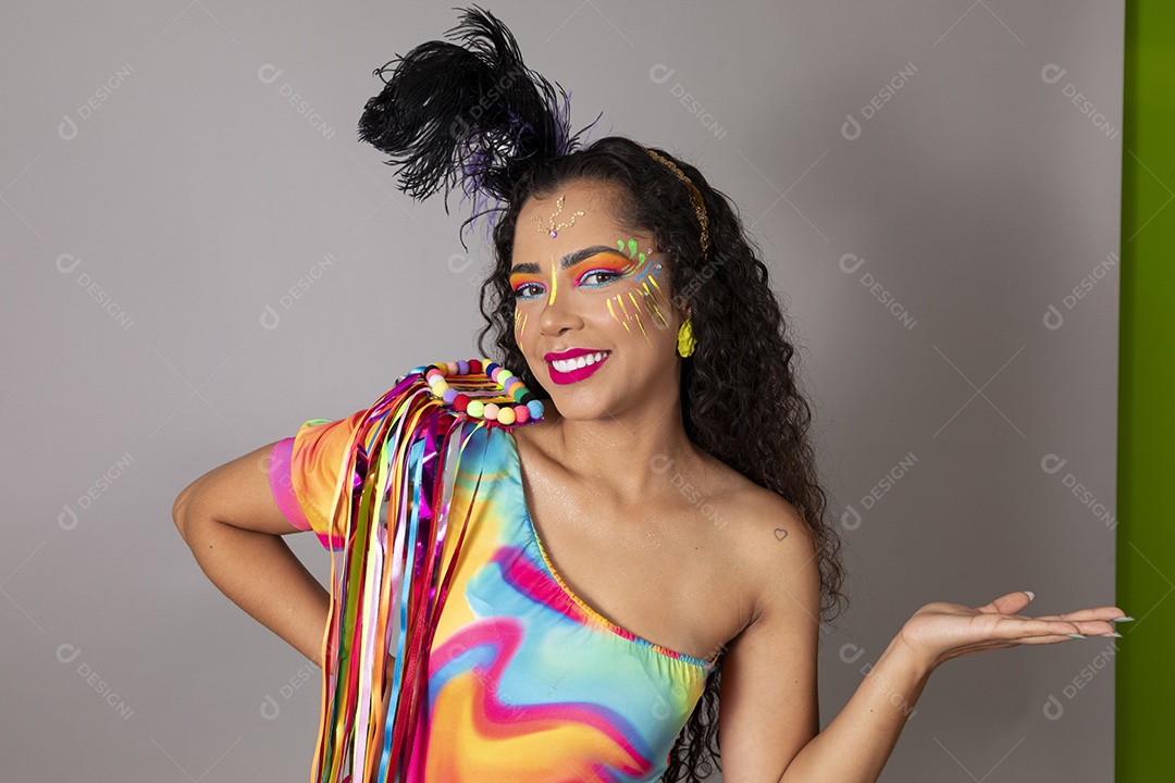 Linda morena do cabelo cacheado sorridente fantasiada sobre fundo isolado