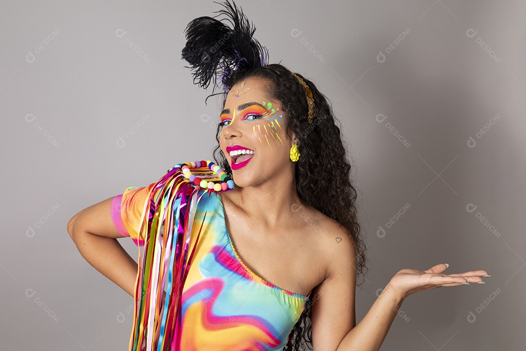 Linda morena do cabelo cacheado sorridente fantasiada sobre fundo isolado