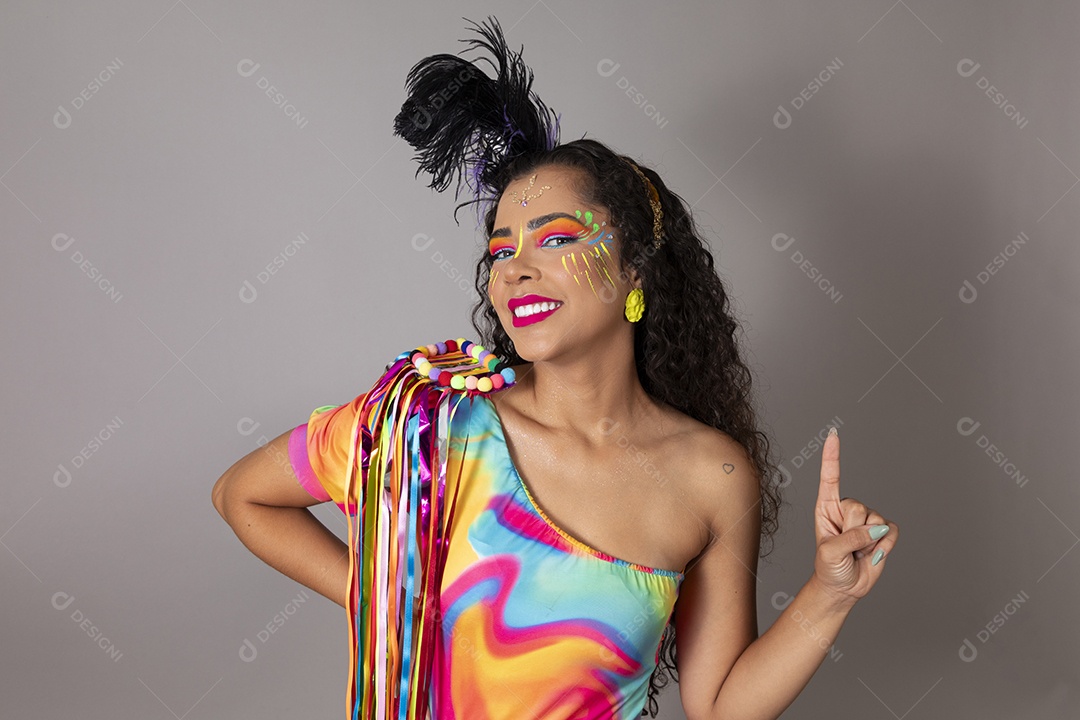 Linda morena do cabelo cacheado sorridente fantasiada sobre fundo isolado