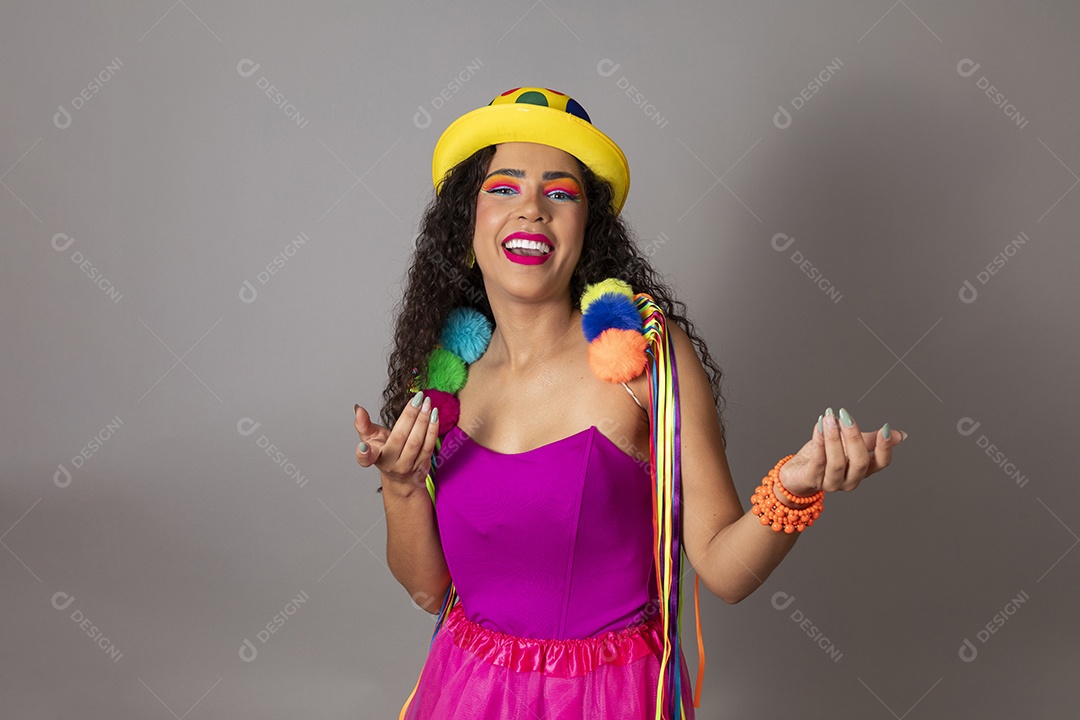 Linda morena do cabelo cacheado sorridente fantasiada sobre fundo isolado