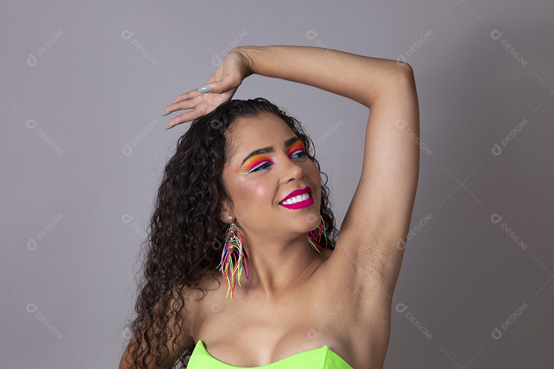 Linda morena do cabelo cacheado sorridente fantasiada sobre fundo isolado