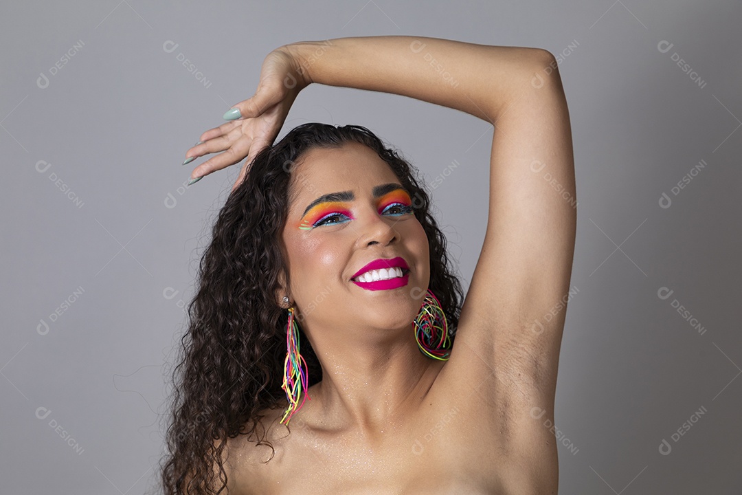 Linda morena do cabelo cacheado sorridente maquiada sobre fundo isolado