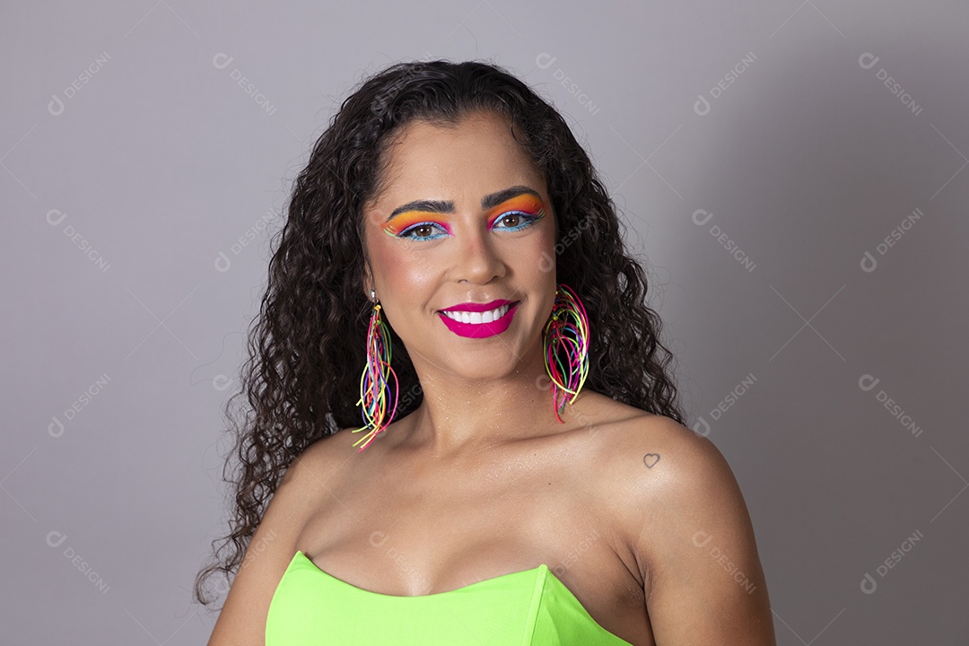 Linda morena do cabelo cacheado sorridente maquiada sobre fundo isolado