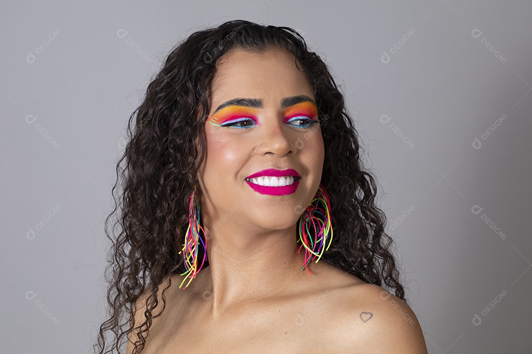Linda morena do cabelo cacheado sorridente maquiada sobre fundo isolado