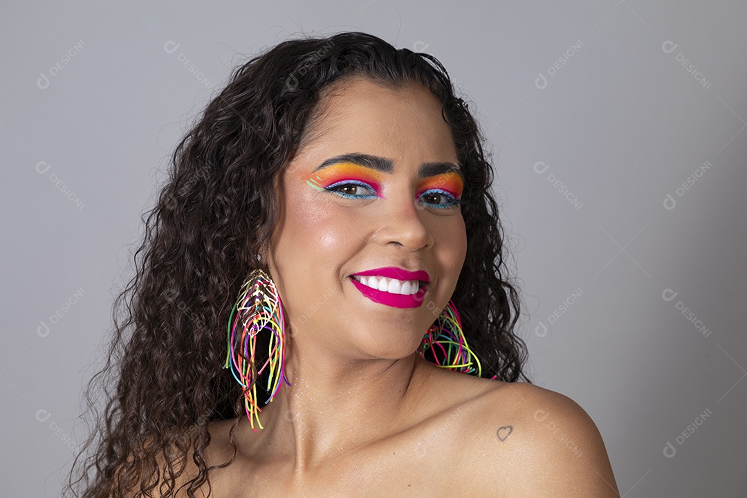 Linda morena do cabelo cacheado sorridente fantasiada sobre fundo isolado