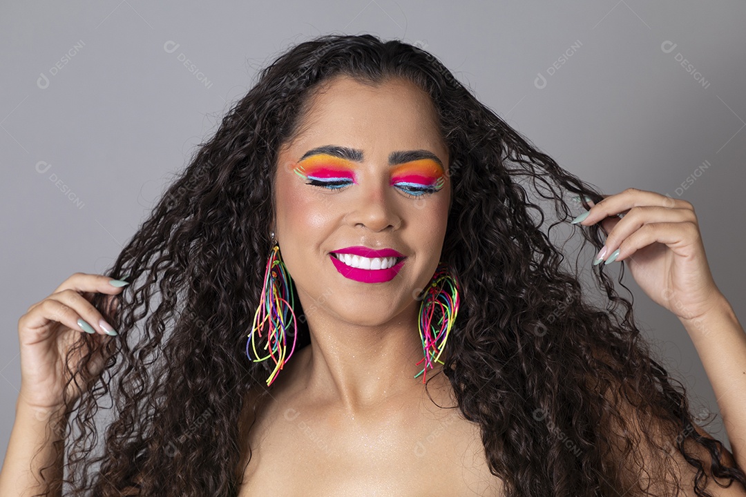 Linda morena do cabelo cacheado sorridente fantasiada sobre fundo isolado