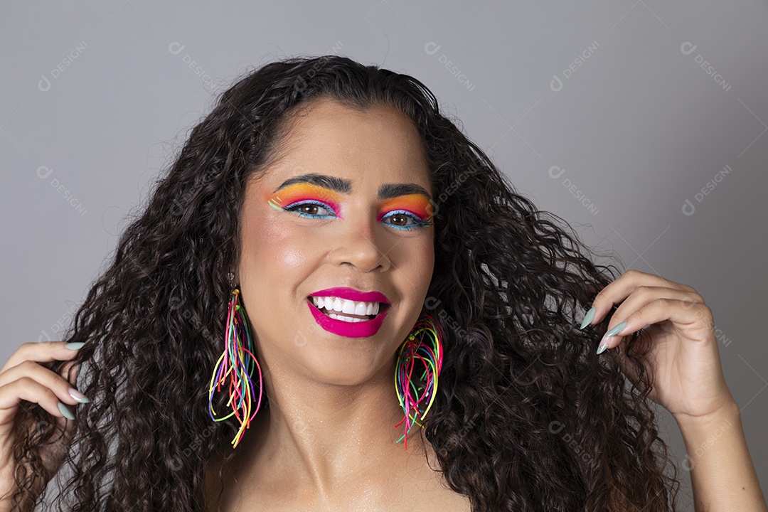 Linda morena do cabelo cacheado sorridente fantasiada sobre fundo isolado