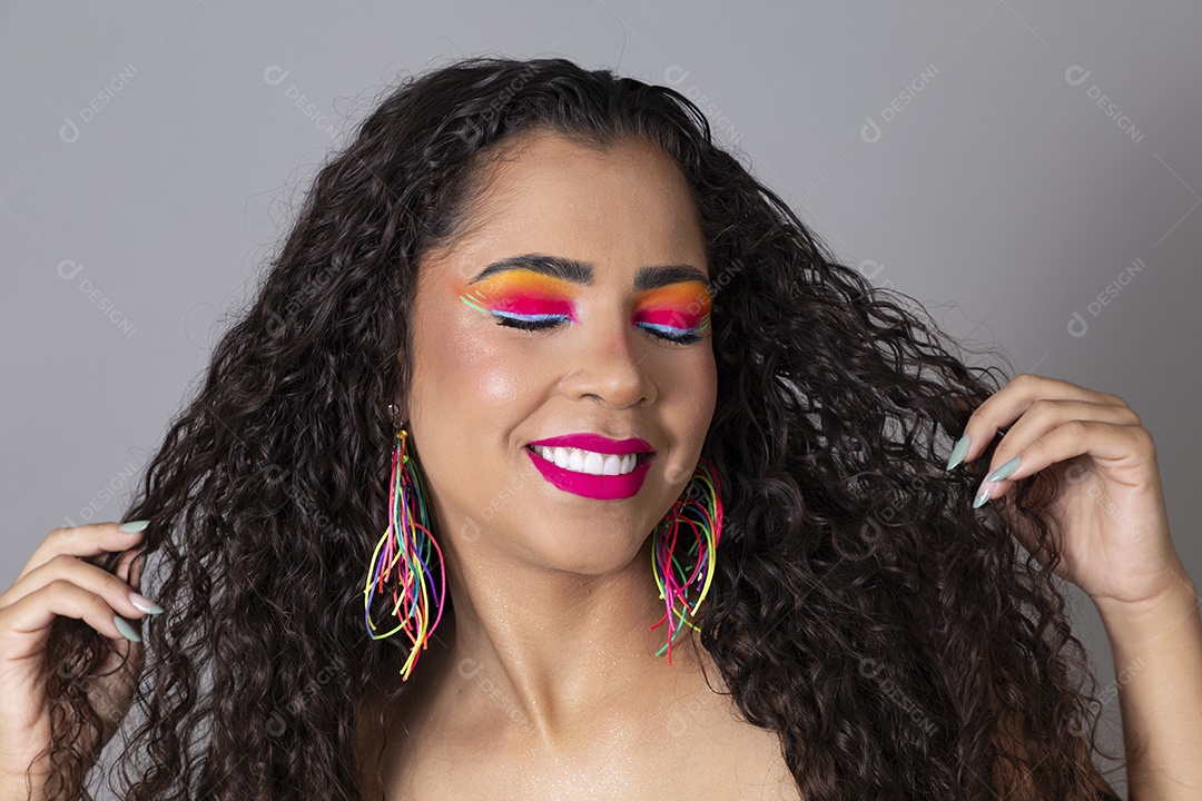 Linda morena do cabelo cacheado sorridente fantasiada sobre fundo isolado