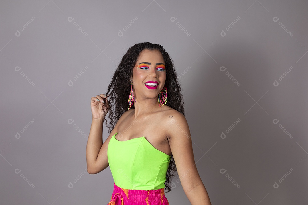 Linda morena do cabelo cacheado sorridente fantasiada sobre fundo isolado